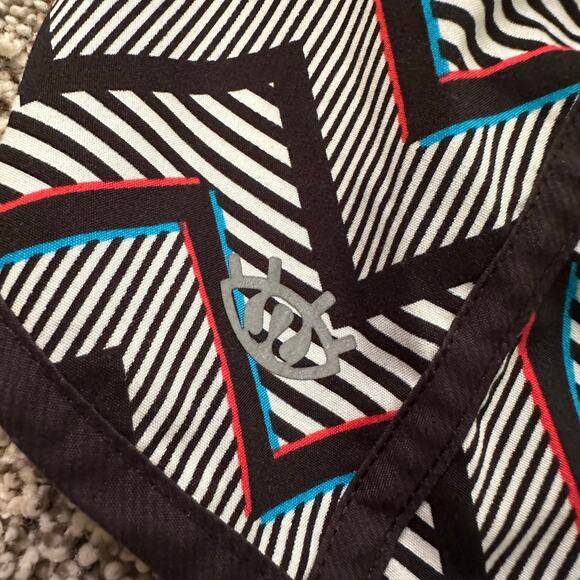 Lululemon black & white chevron print athletic shorts size 6 - Picture 5 of 12